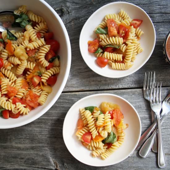 Grilled tomato pasta salad