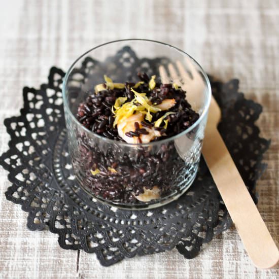 Black rice with shrimp and lemon
