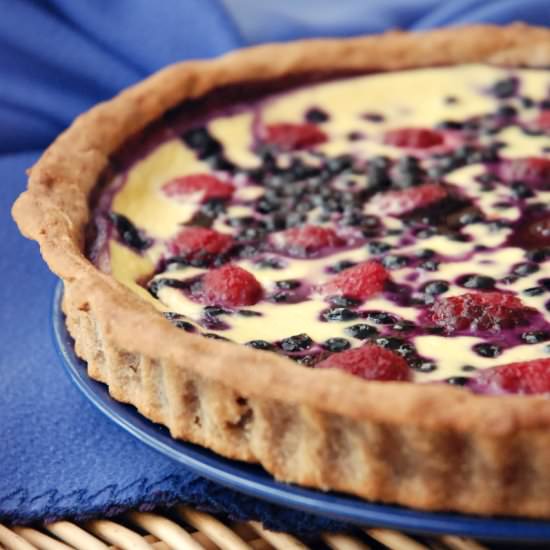 Wholegrain yogurt tart with berries