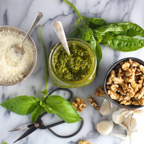 Basil Pesto w Walnuts and Pecorino