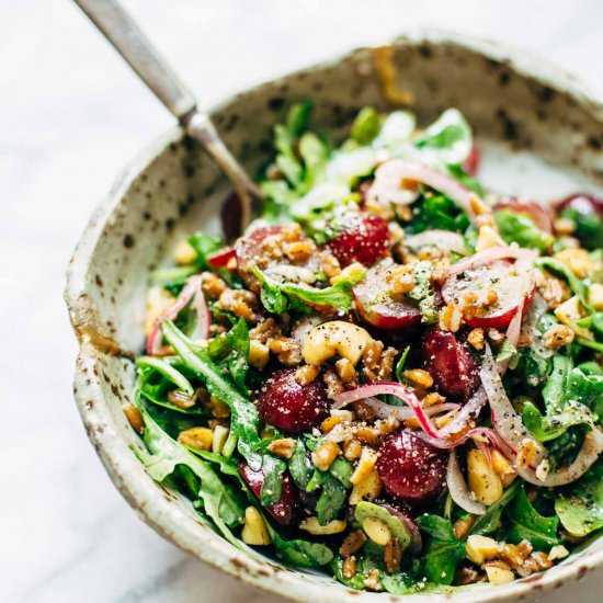 Arugula Salad with Grapes and Onion
