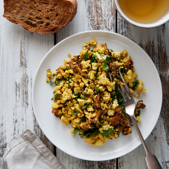 Tofu scramble with chanterelles