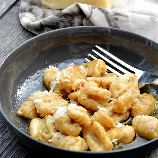 Gnocchi with black garlic
