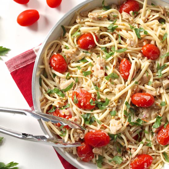 Chopped Clams and Linguine in Wine