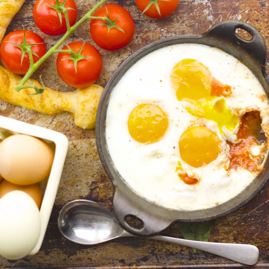 Baked Eggs With Cheese & Tomato