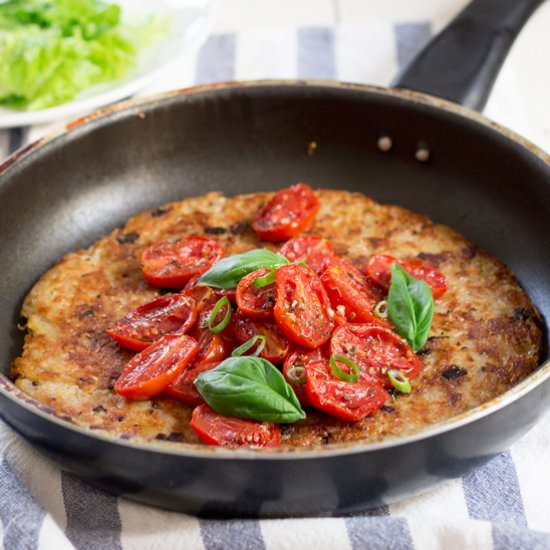 Rösti topped with garlicky tomatoes
