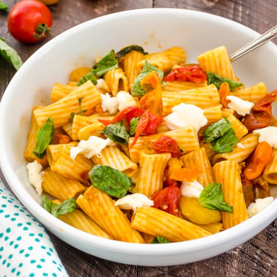 30-Minute Caprese Pasta Skillet