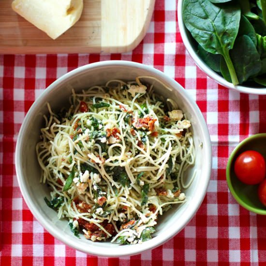 Pasta with feta, spinach and tomato