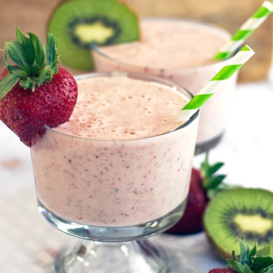 Fresh Kiwi-Strawberry Smoothies