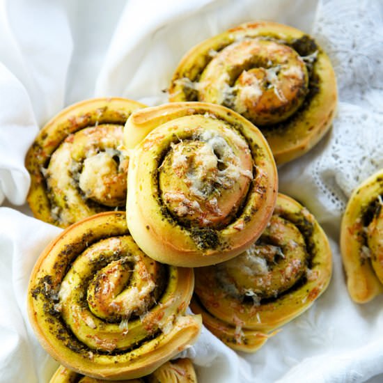 Kale Pesto Bread Rolls