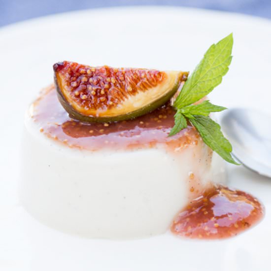 Vegan panna cotta with figs