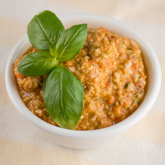 Easy No Cook Tomato-Pepper Pasta Sauce