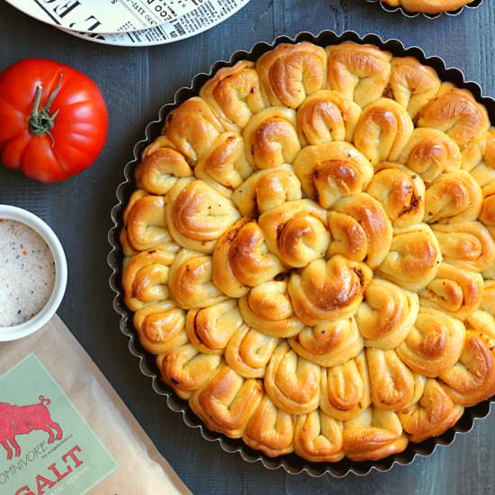 Tomato Pesto Pull-Apart Bread