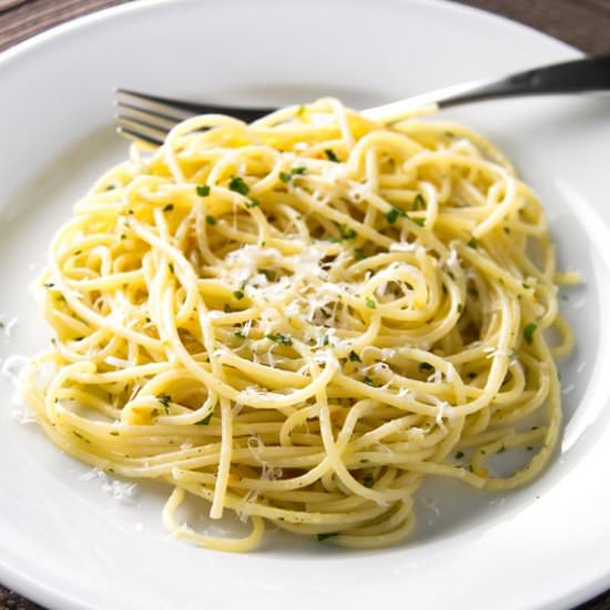 Easy Pasta with Olive Oil & Garlic