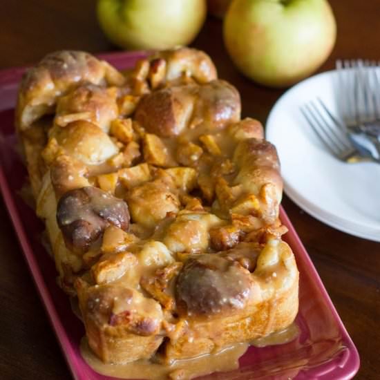 Easy Caramel Apple Pull-Apart Bread