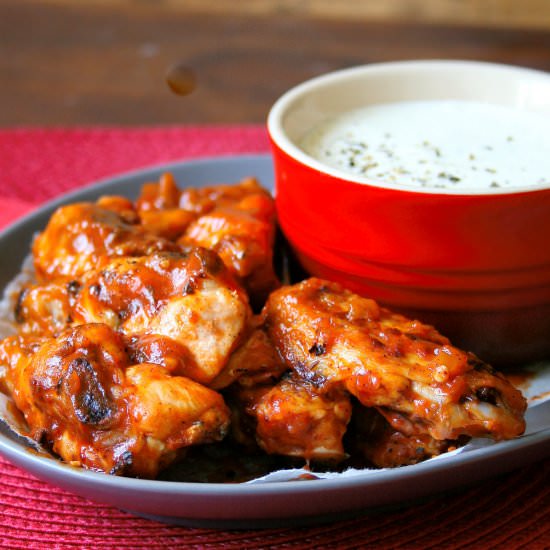 Hot wings with blue cheese dip