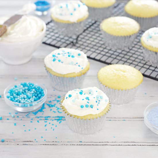 Vanilla Cupcakes & Fluffy Frosting
