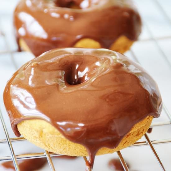 Baked Vegan Pumpkin Spice Doughnuts