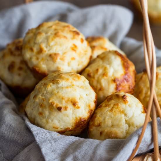 Dump n’ Stir Cheesy Garlic Biscuits