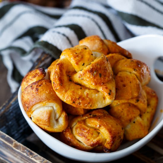 Quick and Easy Buffalo Garlic Knots