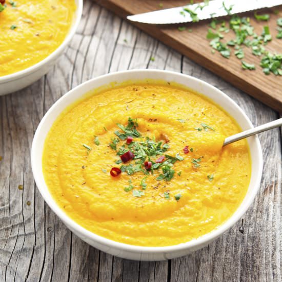20-Minute Creamy Vegan Carrot Soup