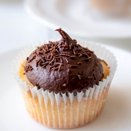 Vanilla Cupcakes with Chocolate Buttercream