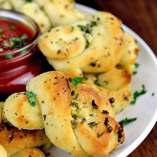 Pizzeria Garlic Knots & Sauce