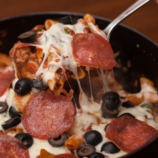 One Pot Cheesy Pizza Pasta Bake