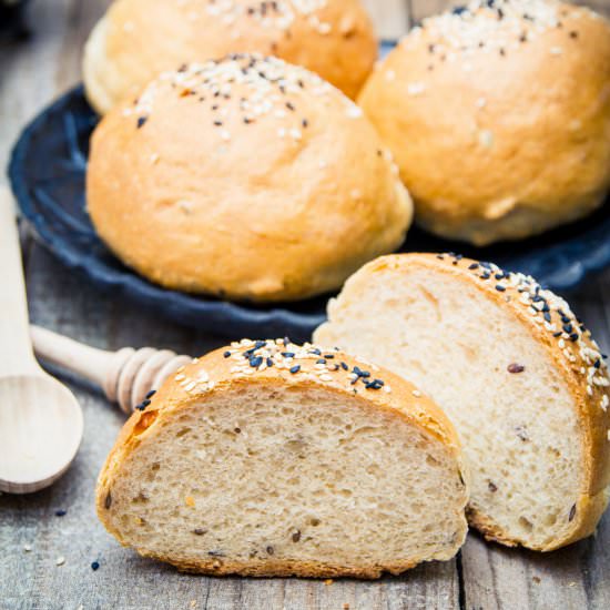 Wholemeal Buns with Seeds