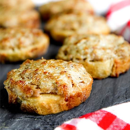ITALIAN SAUSAGE CHEESE CROSTINI