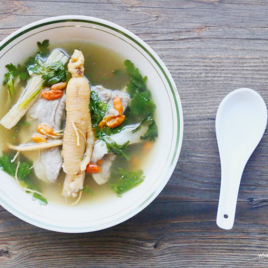 Pork ribs soup with ginseng
