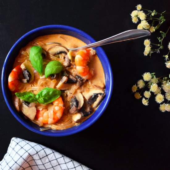 Thai soup with prawns, coco & curry
