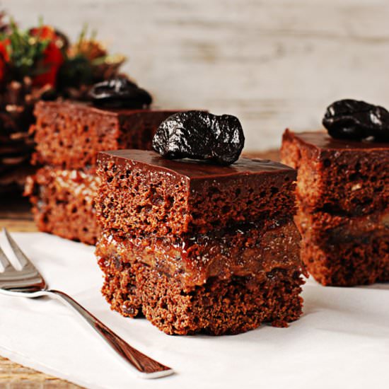Gingerbread with plums and marzipan