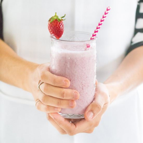 Mixed berry yogurt smoothie