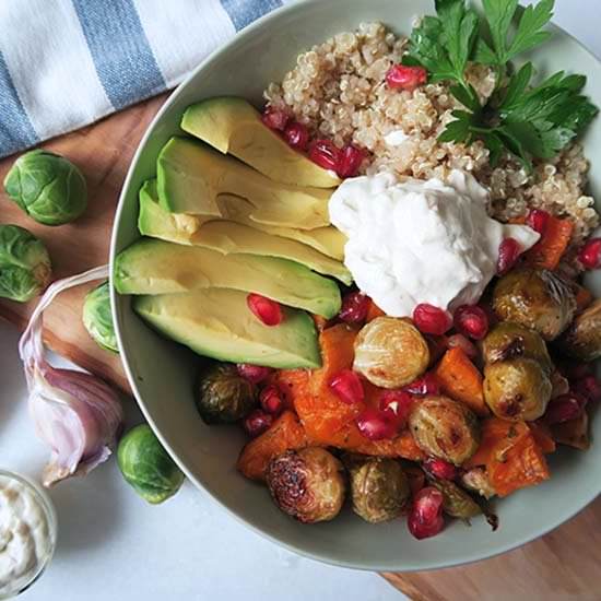 Roasted veggie bowl with garlic