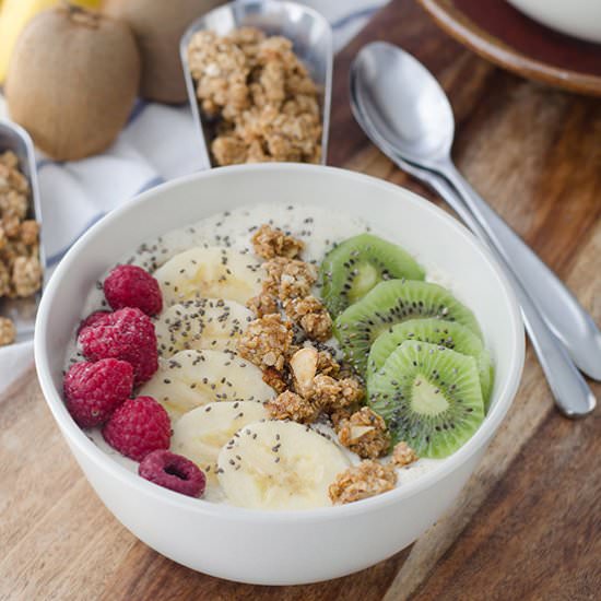 Kiwi Smoothie Bowl & Toffee Granola