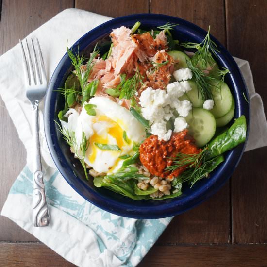 Smoked salmon, spinach & farro bowl