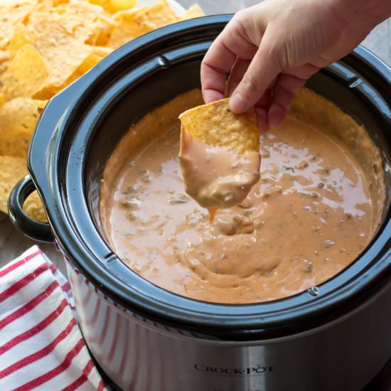 Slow Cooker Bacon Chili Queso Dip
