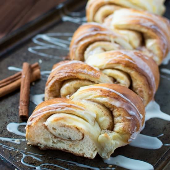 Cinnamon Roll Pull-Apart Bread