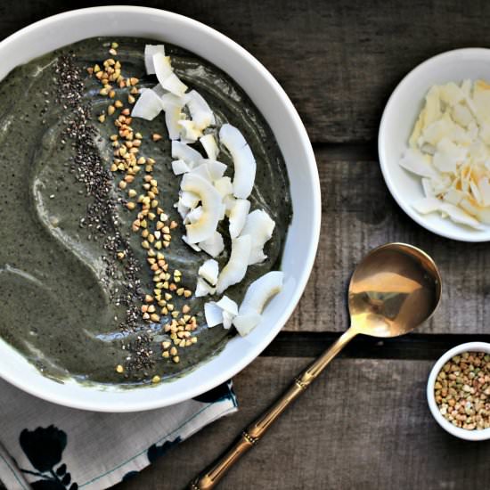 Super greens smoothie bowl