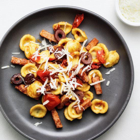 Pasta with ham, tomatoes and olives