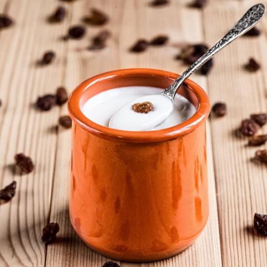Dried Raisins Yogurt