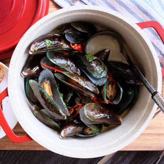 Drunken Mussels in Garlic Butter