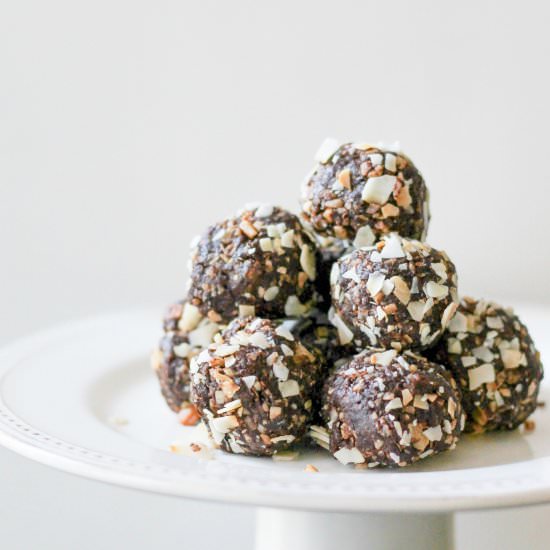 Date and Macadamia Nut Powerballs