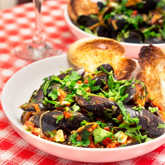 Mussels in chilli tomato sauce