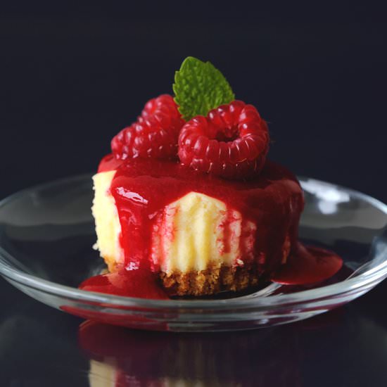 Mini Cheesecakes w Raspberry Sauce