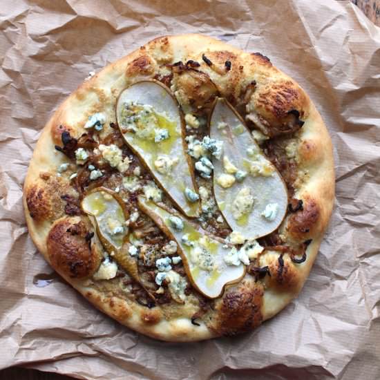 Pear, blue cheese pizza