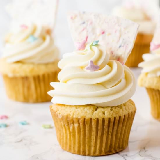 Vanilla Cupcakes w Lemon Curd