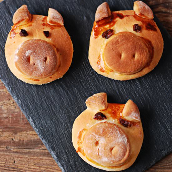 Pigs – yeast buns