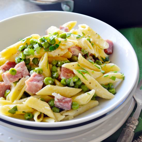 One Pot Creamy Ham and Pea Pasta